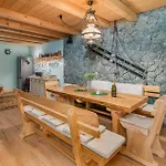 Cozy In With House A Panoramic View 므르코팔리