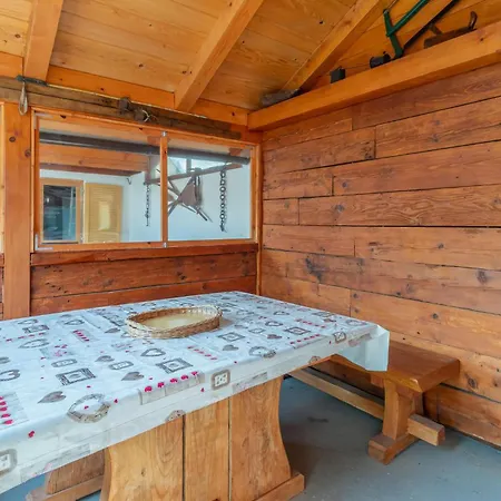 Holiday home Stunning In With Jacuzzi *